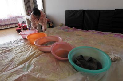 乌鲁木齐楼上漏水，住户失联，小区没物管，业主维权难！律师来支招……